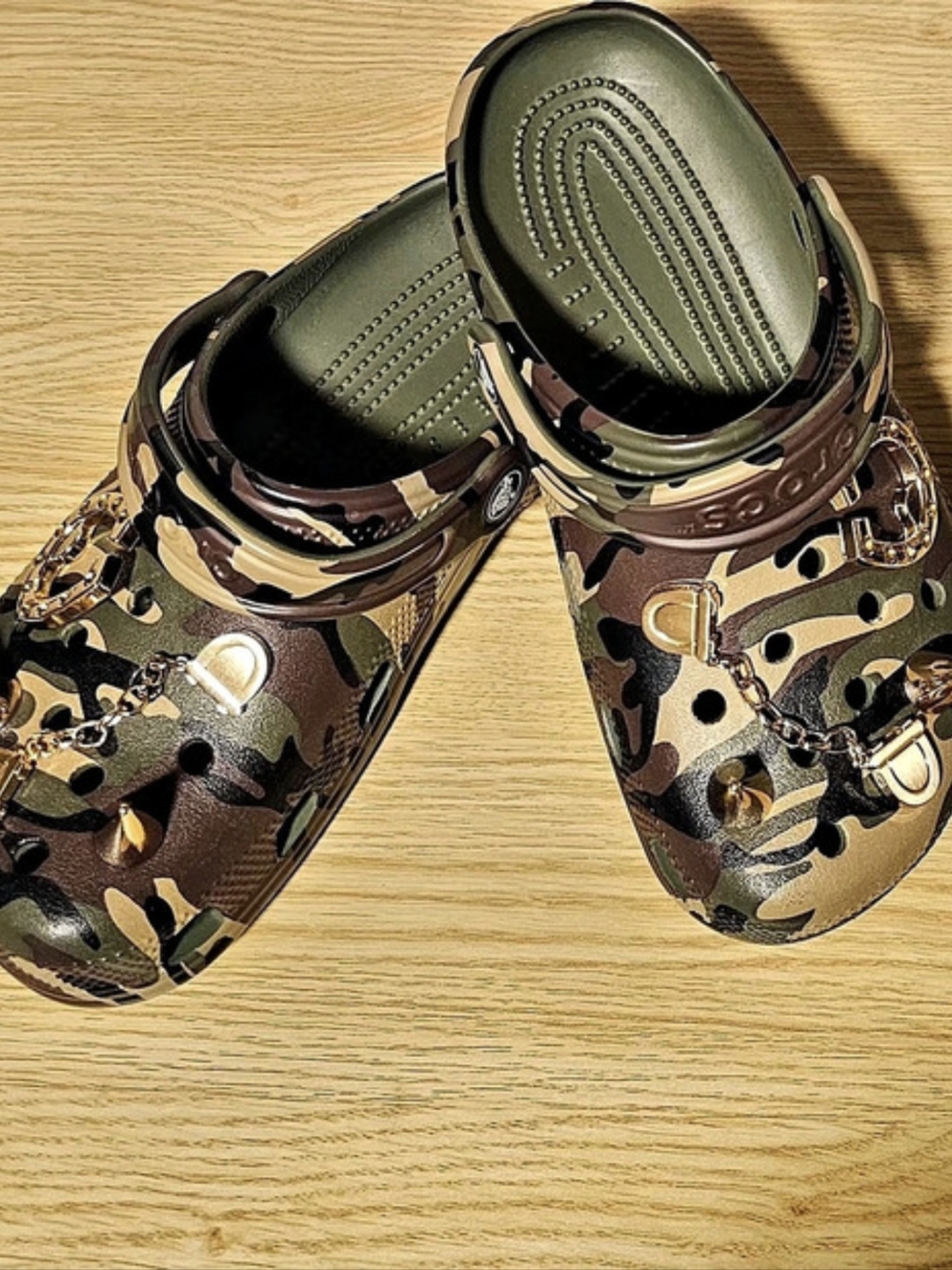 Classic Camouflage Crocs (SIZE J3) – Includes 8 Authentic Golden Jibbitz!